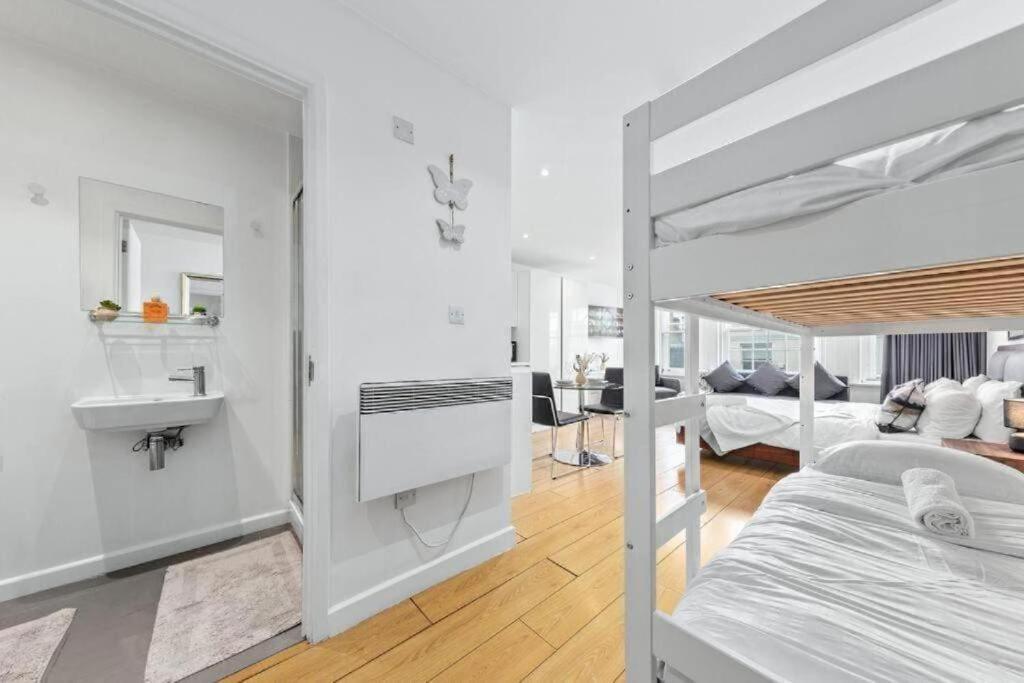 1 Bedroom Flat Piccadilly Sleep 7 In London Vr10 Eksteriør billede