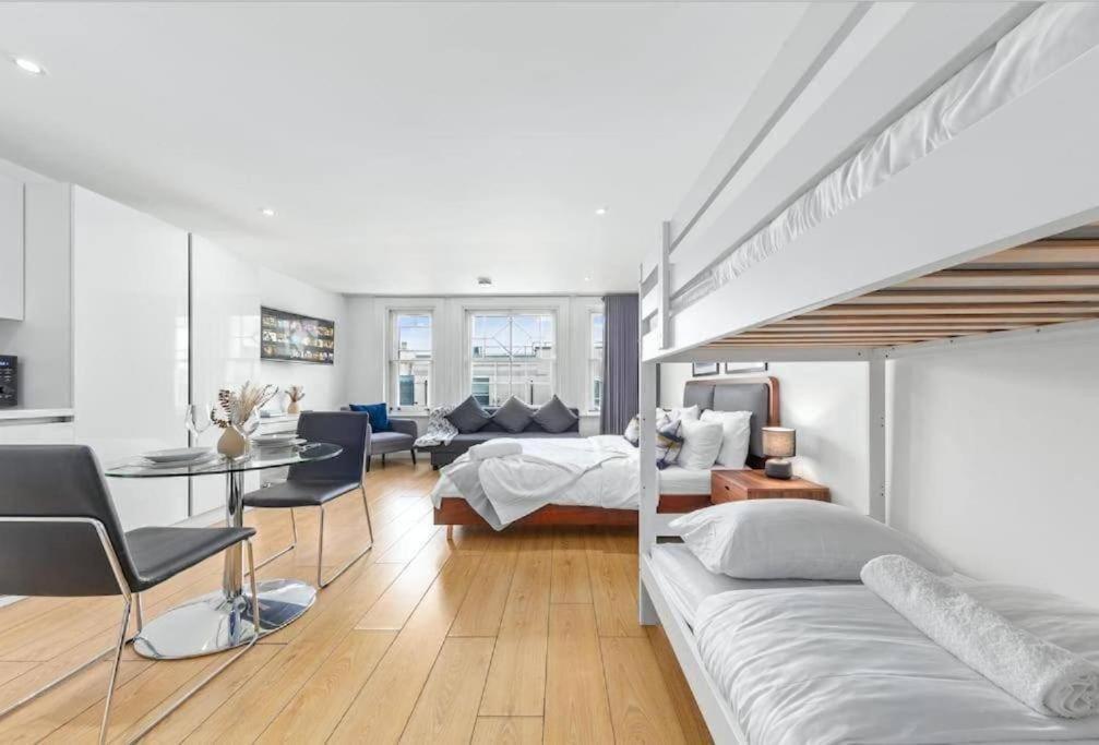 1 Bedroom Flat Piccadilly Sleep 7 In London Vr10 Eksteriør billede