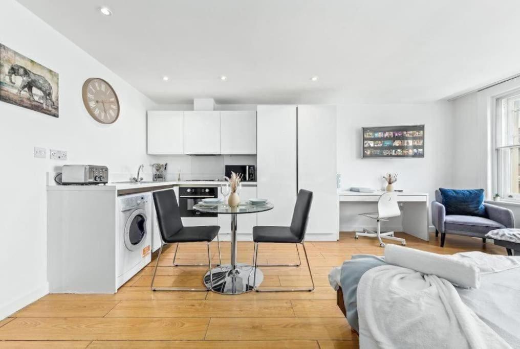 1 Bedroom Flat Piccadilly Sleep 7 In London Vr10 Eksteriør billede